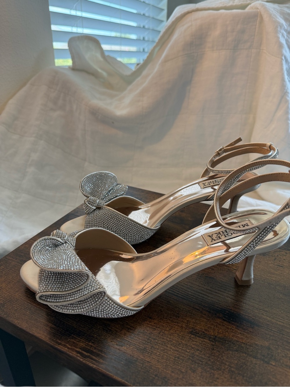 Badgley Mischka Remi Ivory Crystal Bow Kitten Heel Sandals Sz 10 - Picture 2 of 6